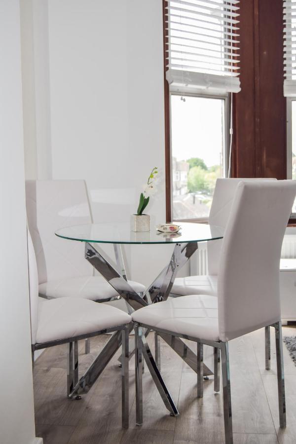 Morland Apartments - Hornchurch ロンドン エクステリア 写真